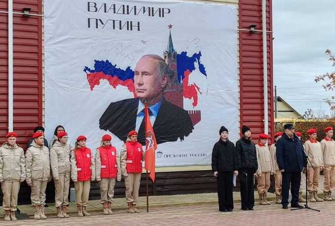 В Тюменской области торжественно открыли баннер с портретом Путина на здании школы